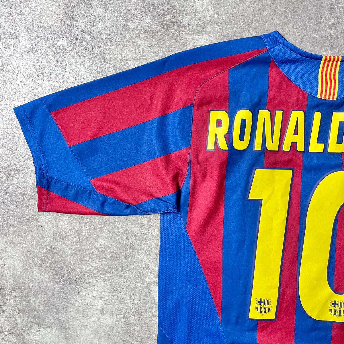 【正規品2005-2006 NIKE FC Barcelona home RONALDINHO #10】