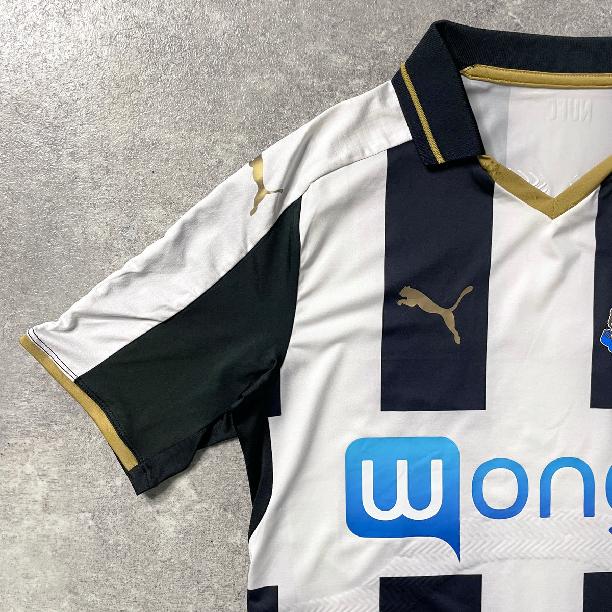 【正規選手支給品2016-2017 PUMA Newcastle United home shirt】