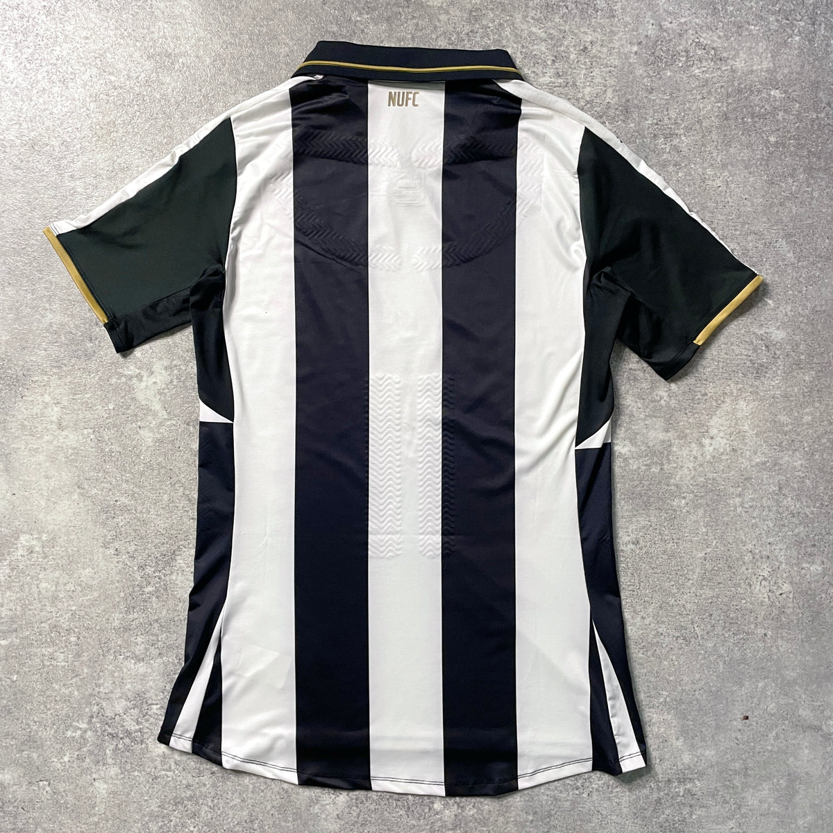 【正規選手支給品2016-2017 PUMA Newcastle United home shirt】