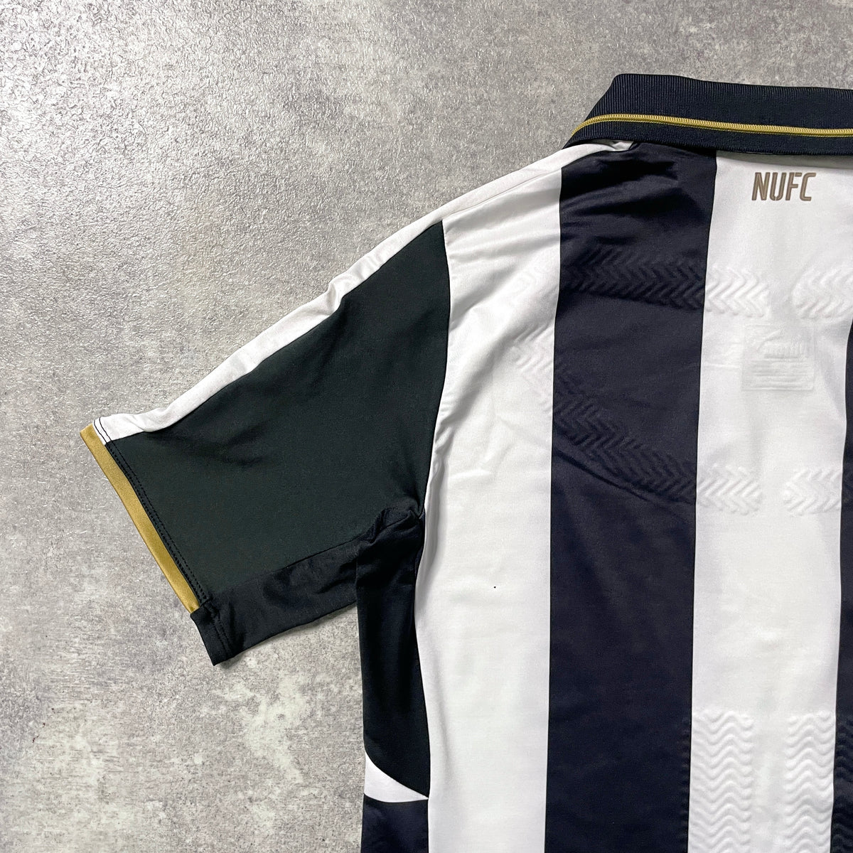 【正規選手支給品2016-2017 PUMA Newcastle United home shirt】