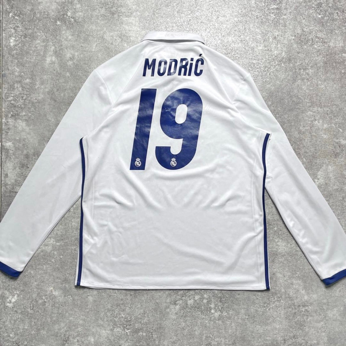 【正規品2016-2017 adidas Real Madrid home L/S MODRIC #19】