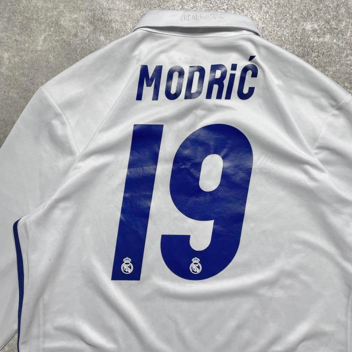 【正規品2016-2017 adidas Real Madrid home L/S MODRIC #19】