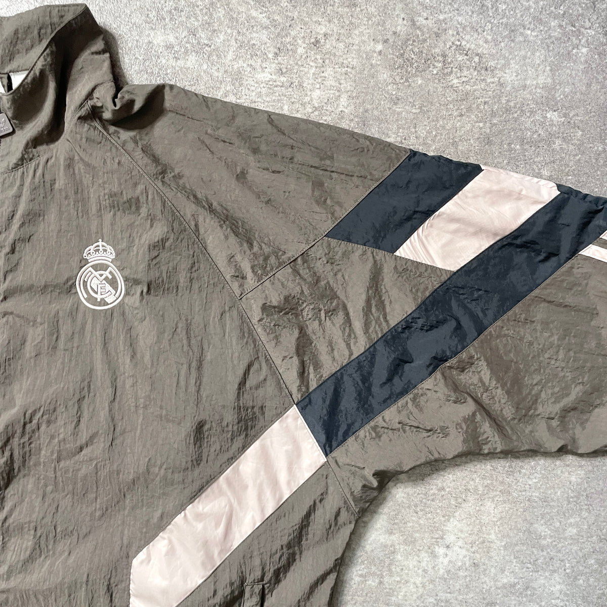 【正規品2024-2025 adidas Real Madrid truck jacket】