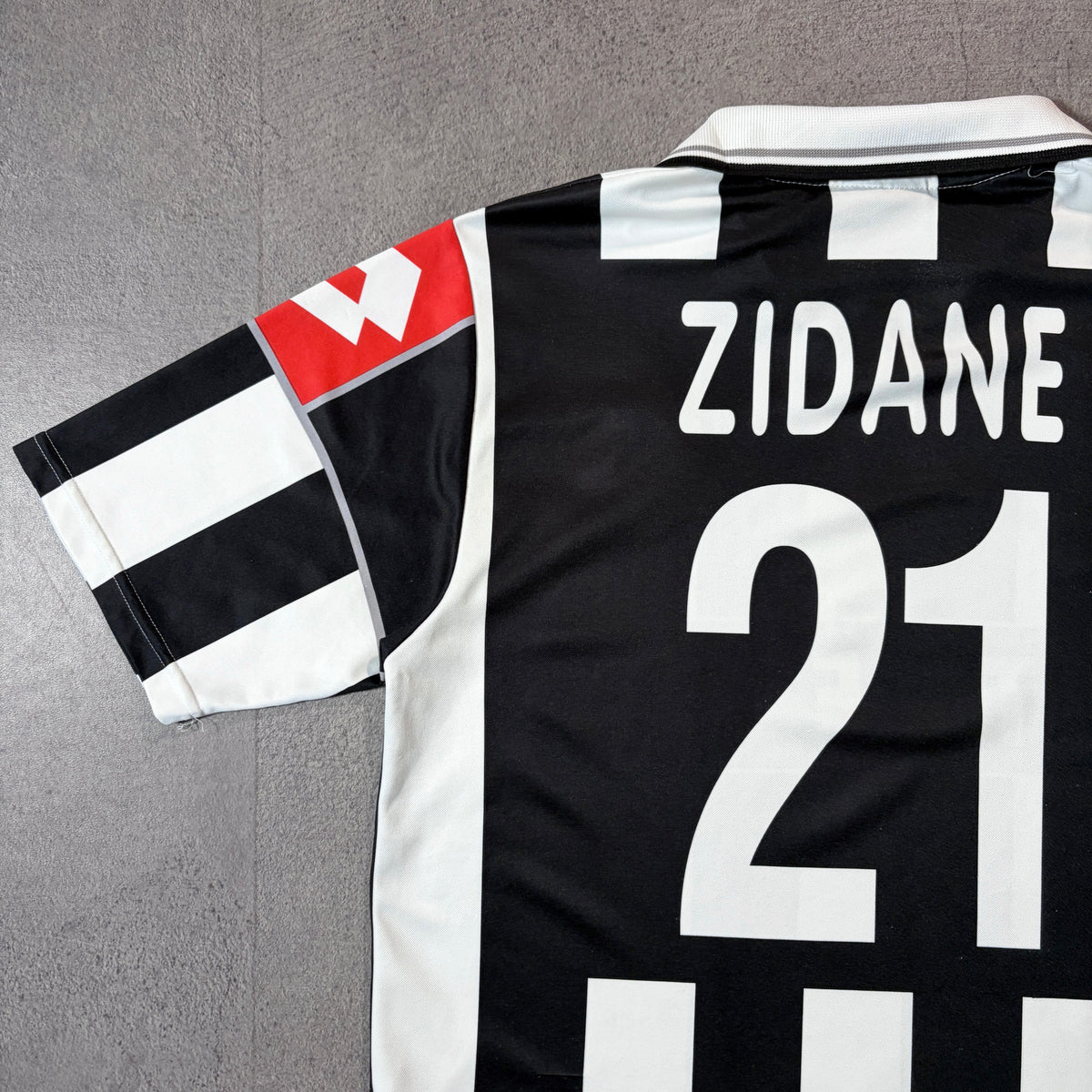 【正規品2000-2001 Lotto Juventus home ZIDANE #21】